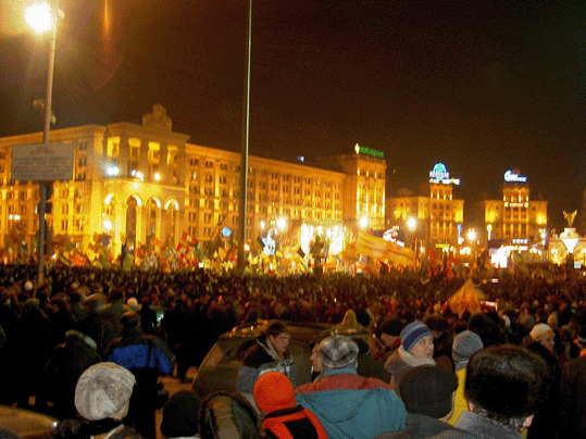 Встреча Нового 2005 года на площади Независимости. Фото Рустама Абдуллина.